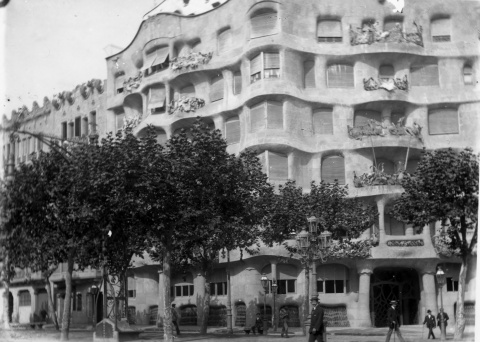 Casa Milà, 1915. Josep Maria Madurell i Marimón, Col·lecció Club Excursionista de Gràcia © Ajuntament de Barcelona, Arxiu Municipal Districte de Gràcia
