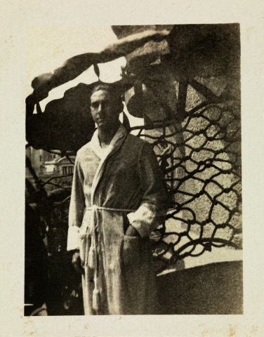 Grandfather Ninus Baladia on the balcony of La Pedrera apartment in 1920. The photo was taken by my grandmother when they were courting. Although my grandfather is wearing a dressing gown, he did not live there. They were a modern couple, and he lived with her family at the Llorach property, in Sant Gervasi. © Archivo Baladia 