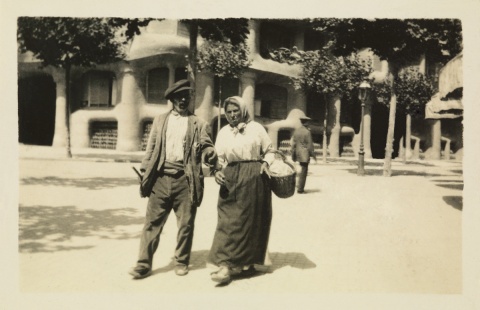 Some amazing scenes of local colour in front of La Pedrera, taken by my grandmother, Montserrat Ferrater Llorach. © Archivo Baladia 