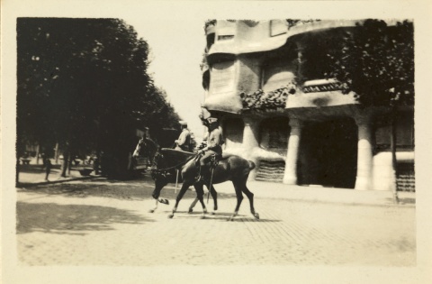 Some amazing scenes of local colour in front of La Pedrera, taken by my grandmother, Montserrat Ferrater Llorach. © Archivo Baladia 