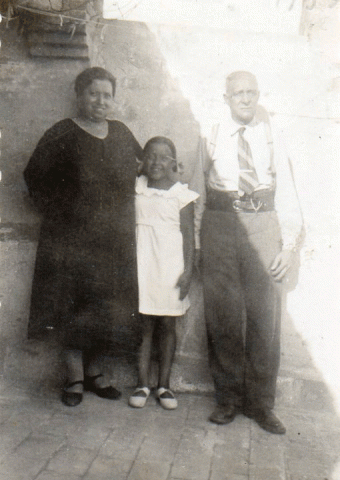 En la fotografía mis abuelos y yo. Él es Eduard Fàbregas, el cochero de los Sres. Milà, y mi abuela se llamaba Miguelina Daniel.