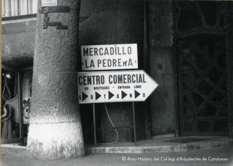 Autor: desconegut. Centre comercial a l’interior de la Casa Milà. Barcelona, ca.1976. Fons: Col·leccions. Arxiu Històric del Col·legi d’Arquitectes de Catalunya.