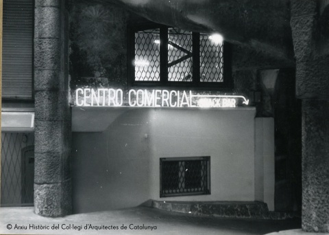 Autor: desconocido. Centro comercial en el interior de la Casa Milà. Barcelona, ca.1976. Fondo: Col·leccions. Arxiu Històric del Col·legi d’Arquitectes de Catalunya.